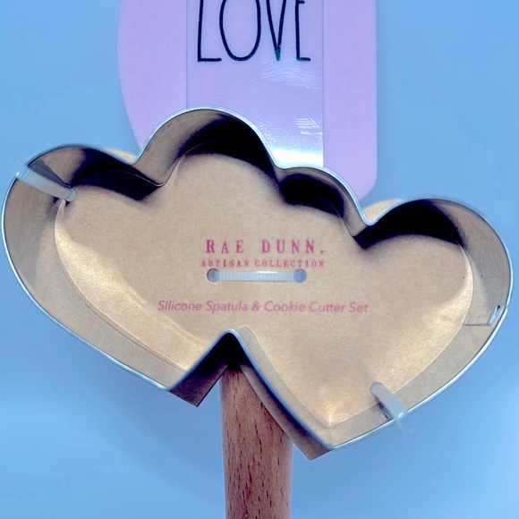 ❗️RAE DUNN LOVE PINK VALENTINES DAY SILICONE SPATULA & COOKIE CUTTER SET - Picture 2 of 6